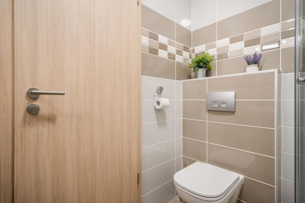Marina At Danube - Free Private Parking! Apartament